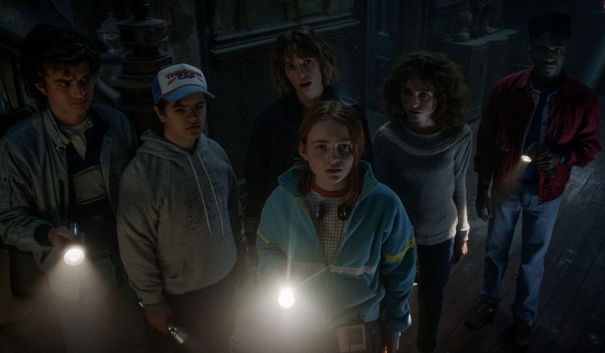 Max liderando o grupo da residência Creel em Stranger Things 4ª temporada