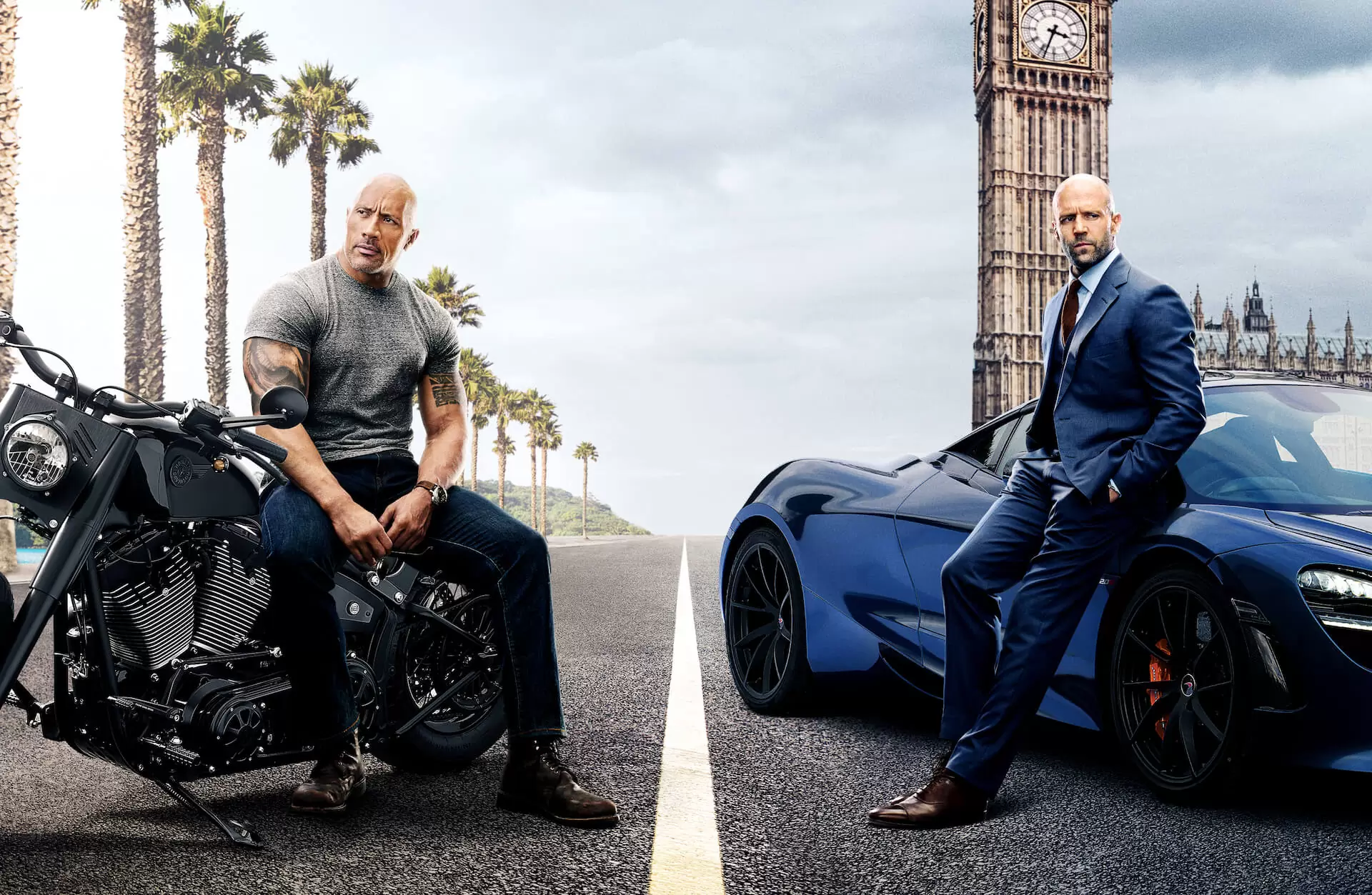 Dwayne Johnson e Jason Statham em imagem promocional do filme Velozes e Furiosos: Hobbs e Shaw