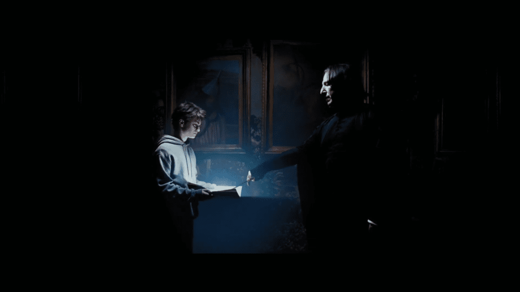 Cena de Harry Potter e o Prisioneiro de Azkaban - Harry e Severus Snape com o mapa do maroto