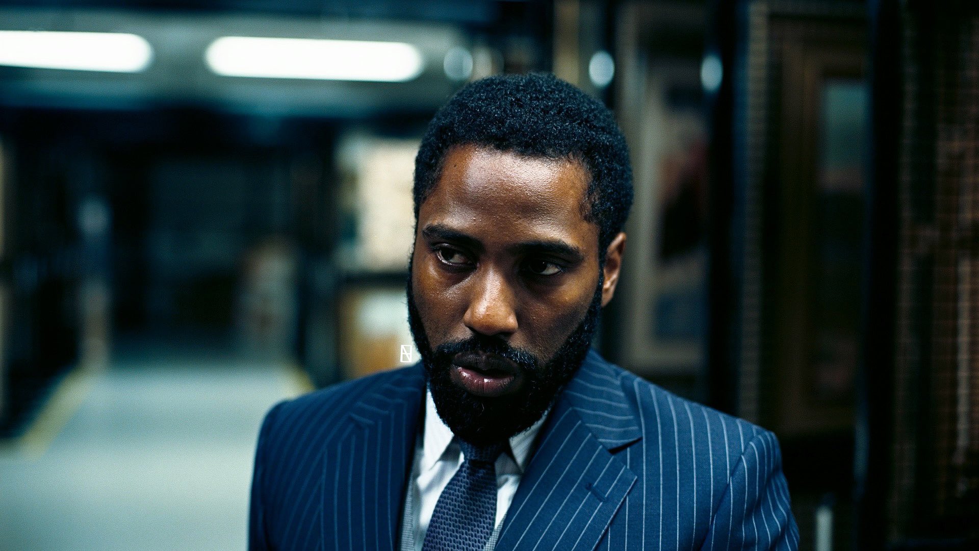 Imagem do ator John David Washington no filme Tenet