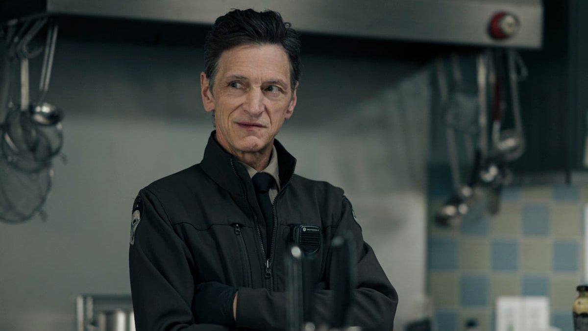 John Hawkes como Hank Prior em True Detective: Terra Noturna