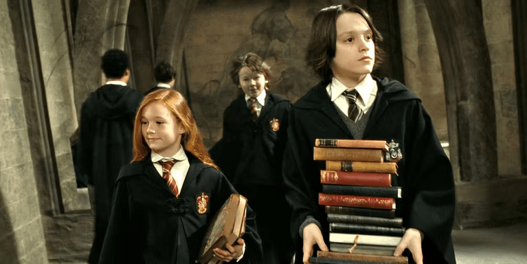 Imagem das versões jovens de Lily e Snape em Hogwarts