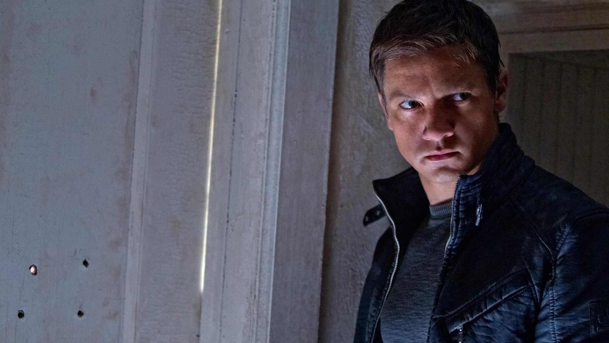 Jeremy Renner no filme O Legado Bourne