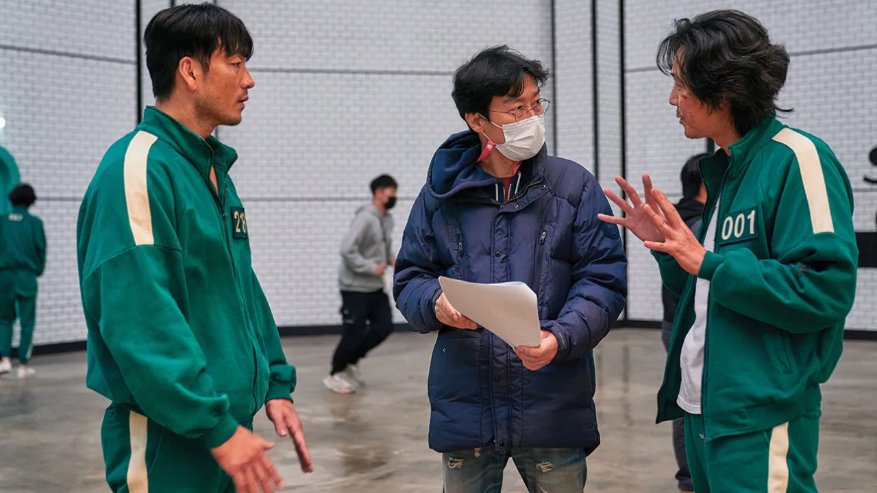 Imagem do diretor Hwang Dong-hyuk no set de filmagem da 1ª temporada de Round 6